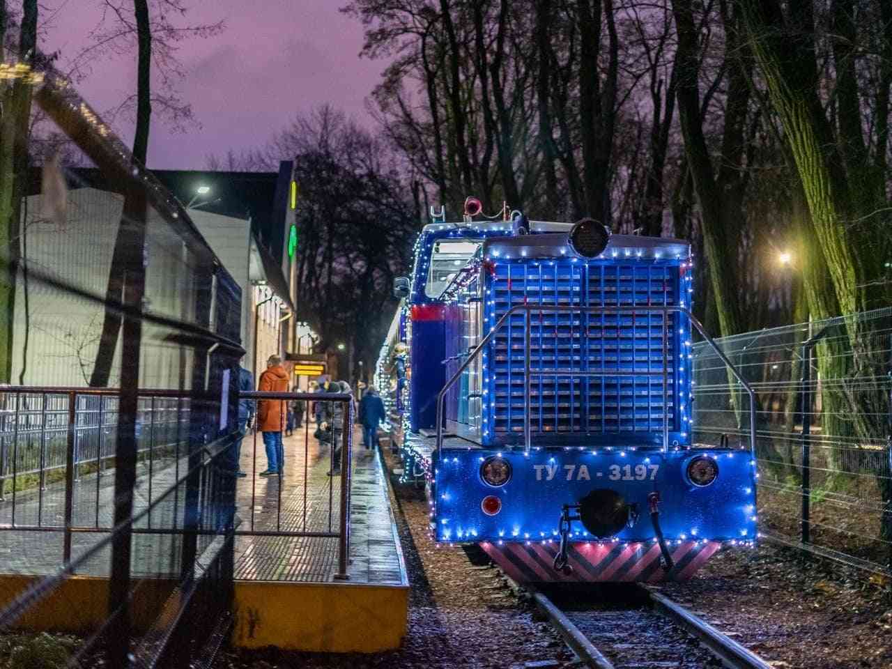 У Києві дитяча залізниця відкрила зимовий рух потягів (ФОТО)