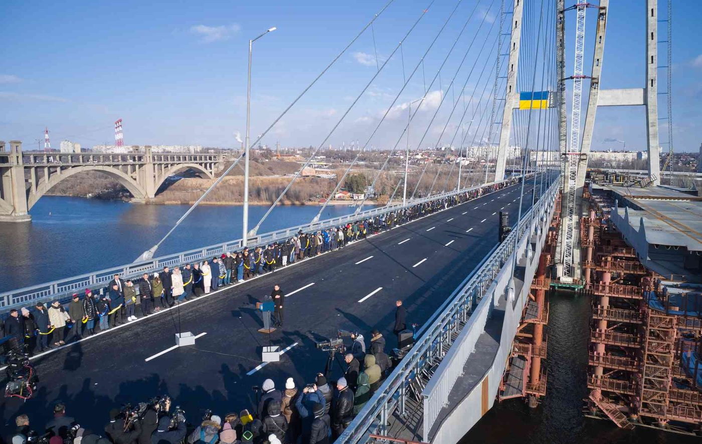 У Запоріжжі відкрили рух найвищим вантовим мостом України (ФОТО)