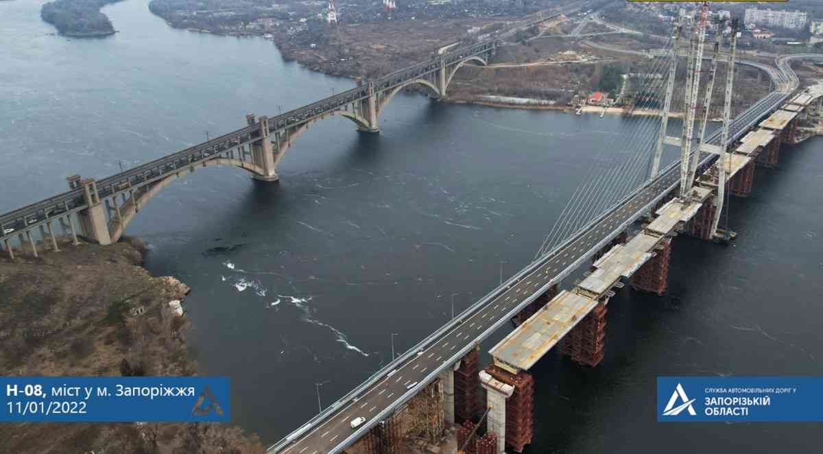 У Запоріжжі завершили асфальтування вантового мосту (ФОТО)