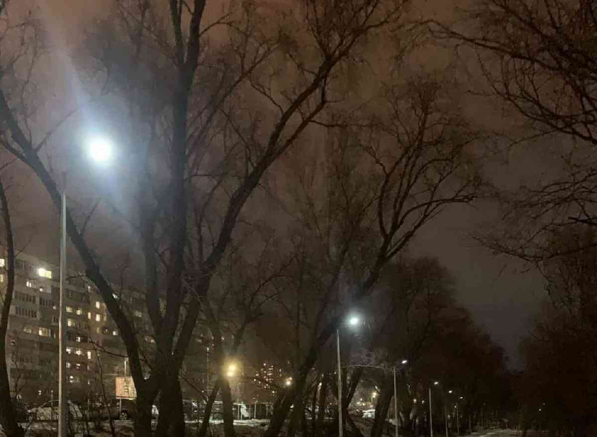 У Києві на Троєщині встановили 30 опор освітлення на сонячних панелях