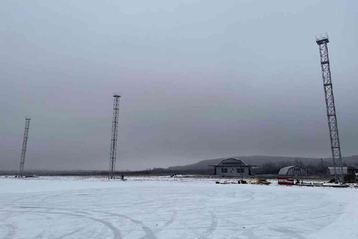 В Ужгородському аеропорту облаштовують освітлення перону (ФОТО)