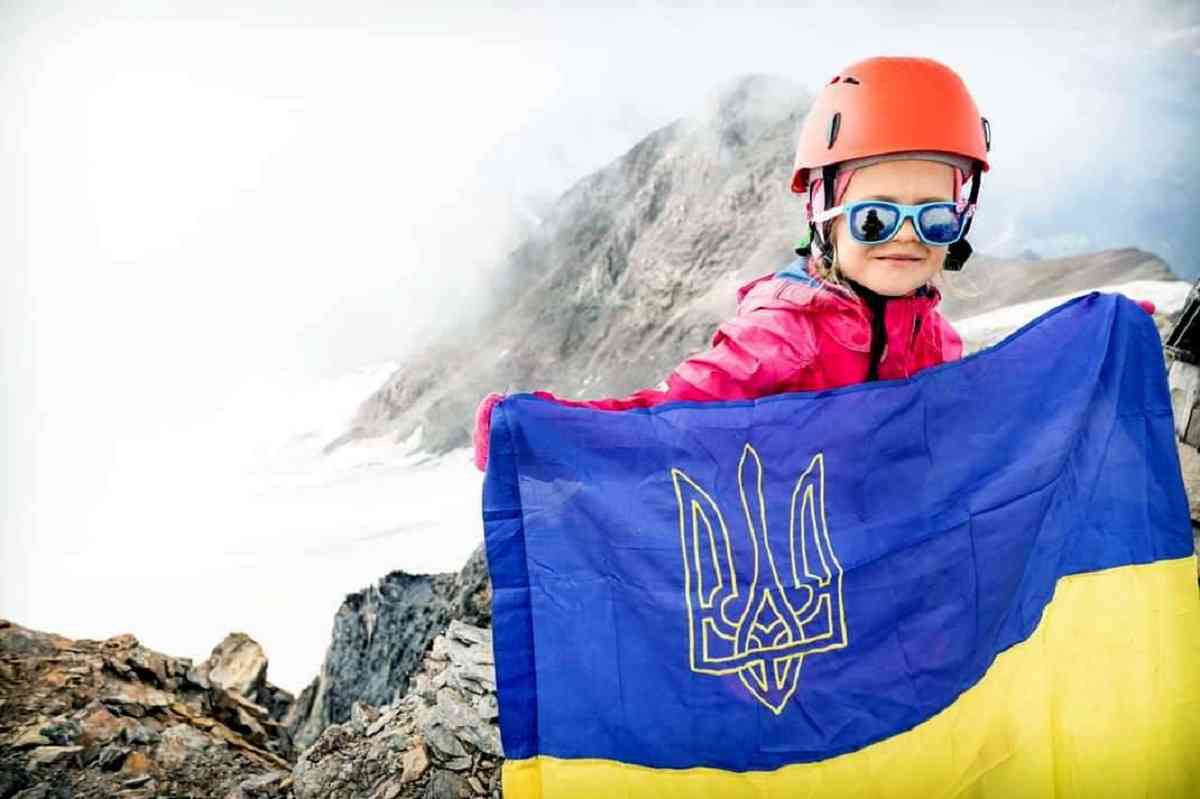 5-річна альпіністка встановила рекорд України, підкоривши льодовик заввишки 4009 метрів (ВІДЕО)