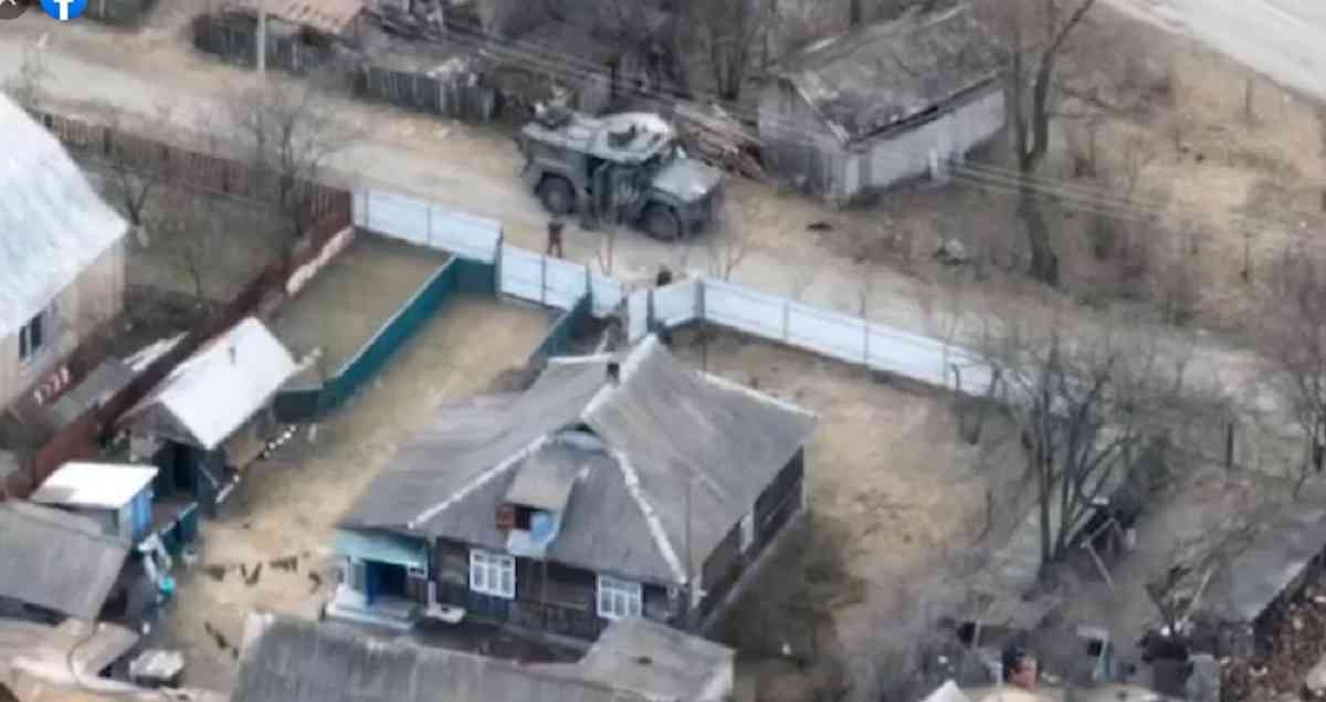 Українська артилерія знищила ворожу БМП, заховану у копиці сіна (ВІДЕО)