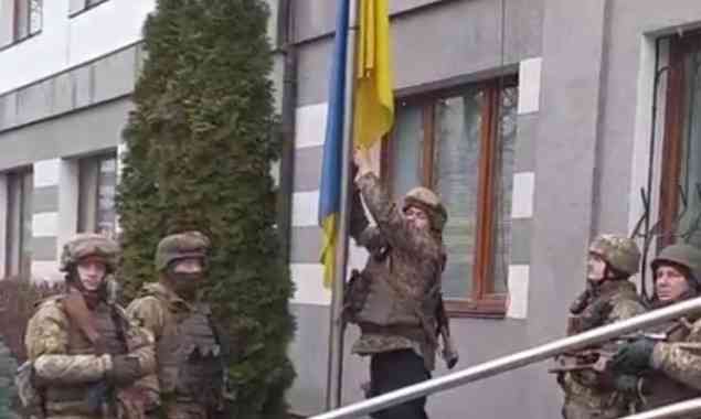 У Бучі військові ЗСУ підняли український прапор над мерією (ВІДЕО)
