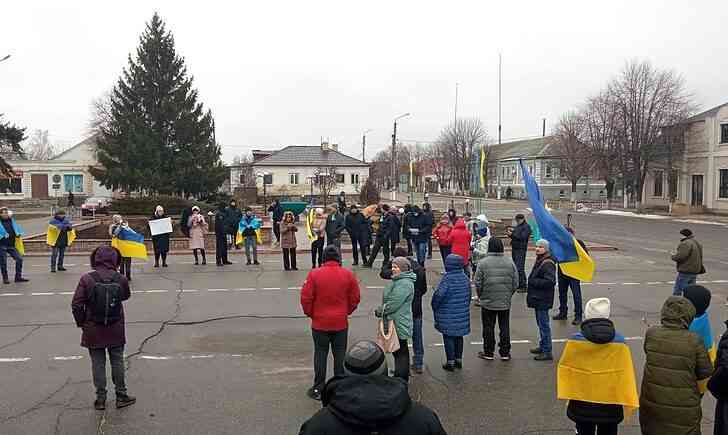 На Луганщині місцеві перегородили дорогу техніці РФ та заспівали український гімн (ВІДЕО)