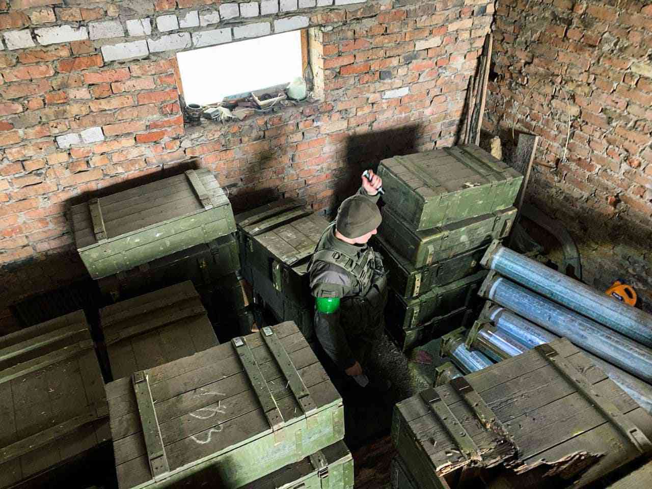 «100 ящиків зі снарядами»: на Київщині виявили склад боєприпасів ворога