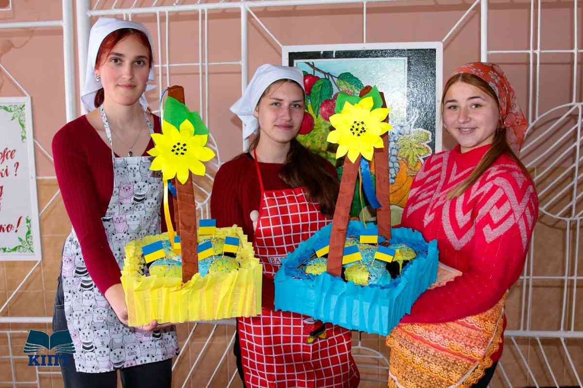 Конотопські дівчата зібрали великодній кошик для захисників