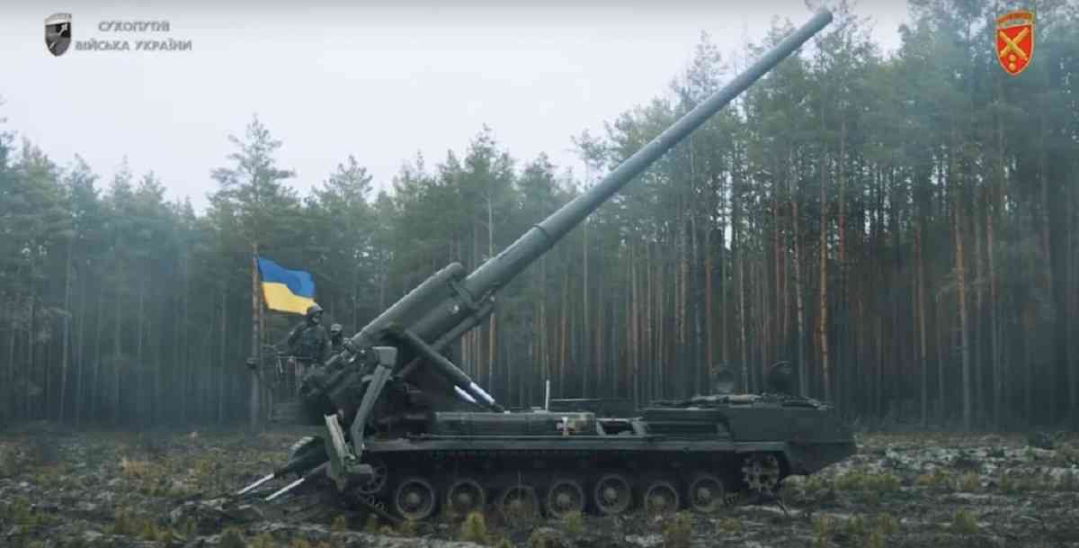 ЗСУ показали видовищний залп із чотирьох українських гармат «Піон» (ВІДЕО)