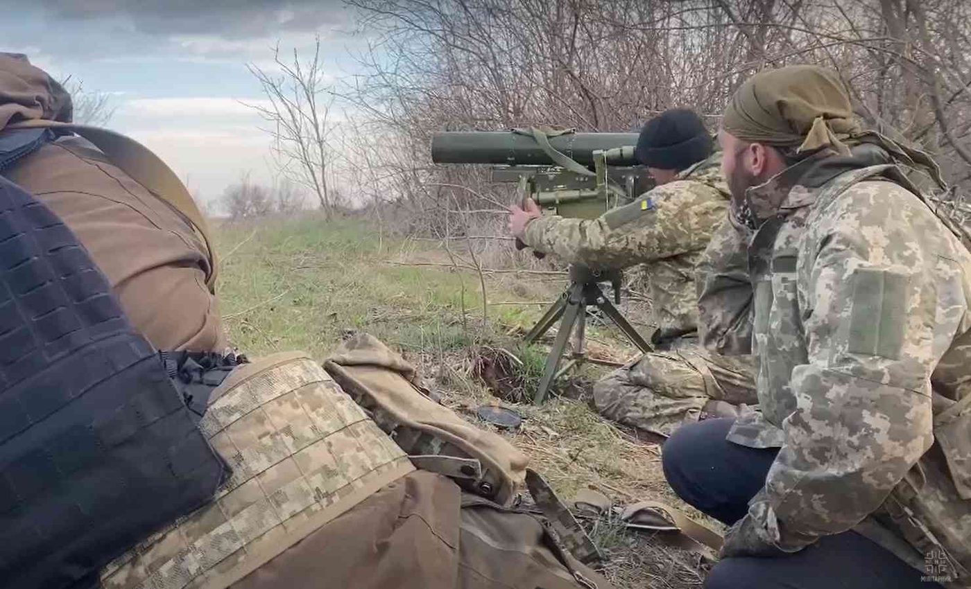На Херсонщині Сили оборони знищили ворожий танк пострілом з українського ПТРК «Корсар»