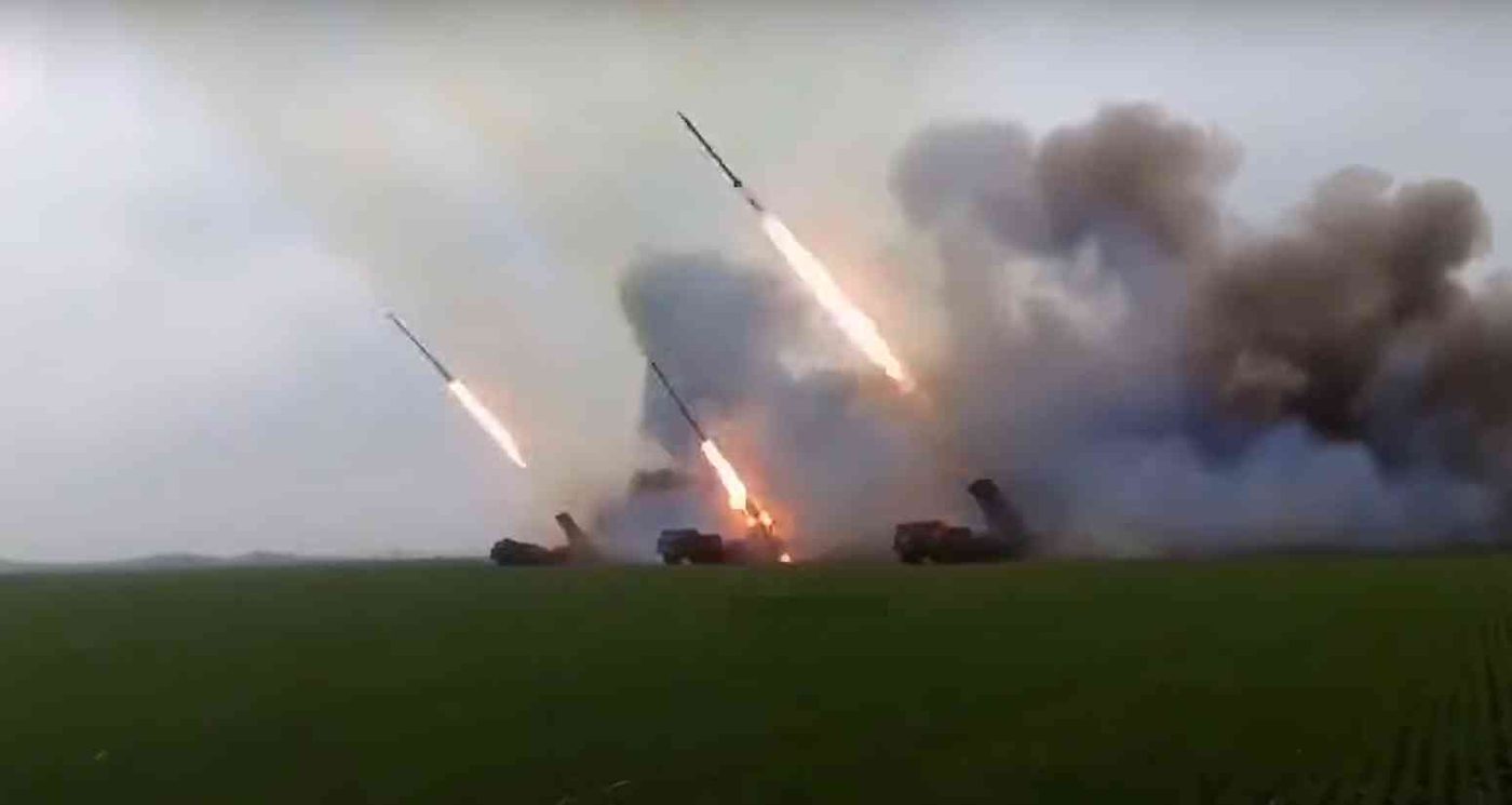 48 снарядів за 15 секунд. Як українські «Урагани» нищать позиції ворога (ВІДЕО)