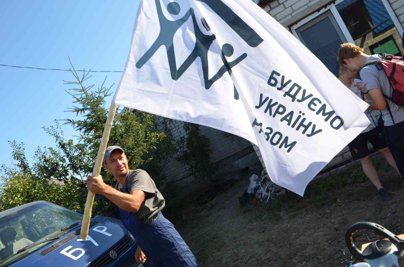 Волонтери руху «БУР» облаштовують житло для українців, які втратили дім. Як допомогти