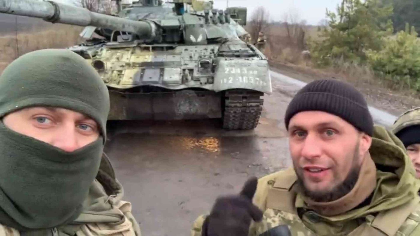 Бійці ЗСУ захопили черговий танк РФ та передали «привіт» окупантам (ВІДЕО)
