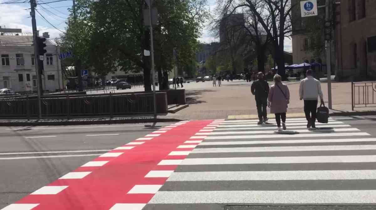 На метро «Арсенальна» у Києві облаштували наземні переходи та велопереїзд (ВІДЕО)