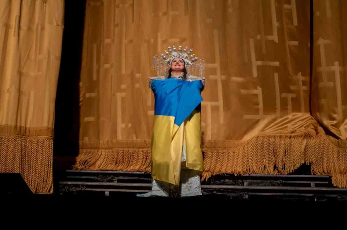 Українська оперна співачка вийшла на сцену Метрополітен-опера, загорнувшись в український прапор
