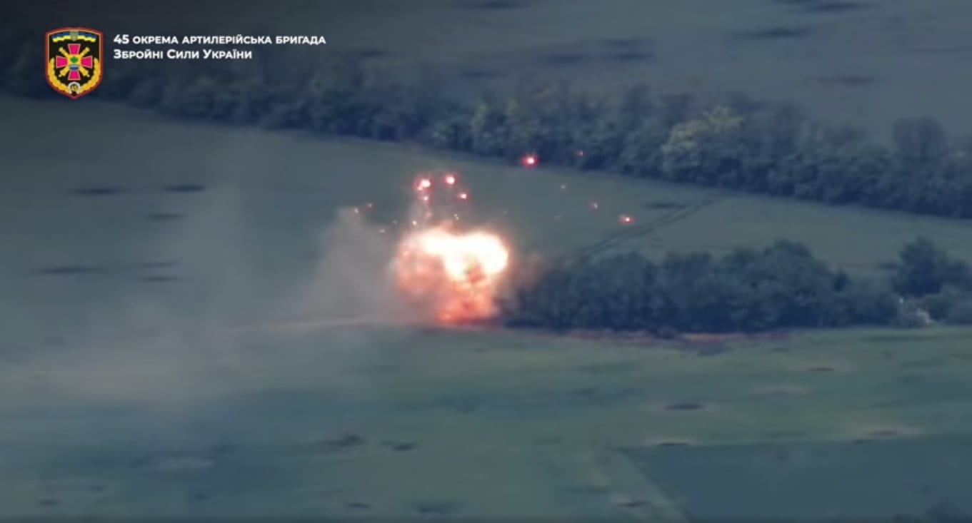 45 артилерійська бригада спалила БТР ворога (ВІДЕО)