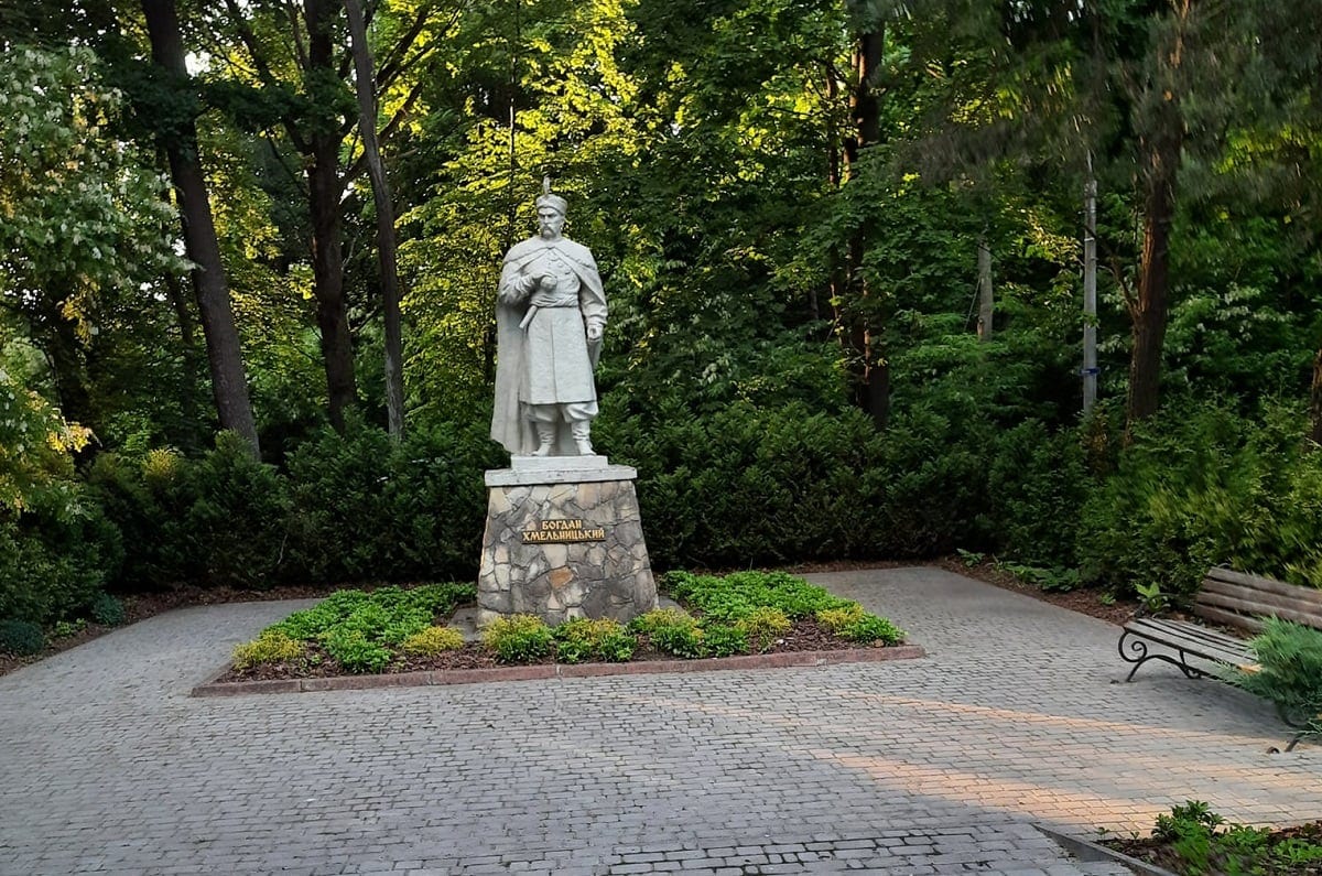 На Львівщині переселенці впорядкували парк, щоб віддячити за гостинність