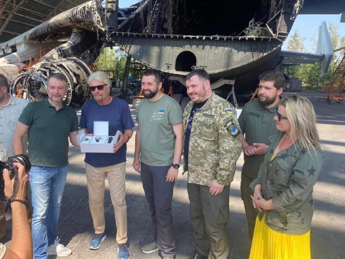Мільярдер Річард Бренсон відвідав Гостомель і готовий допомогти відбудувати АН-225 «Мрія»
