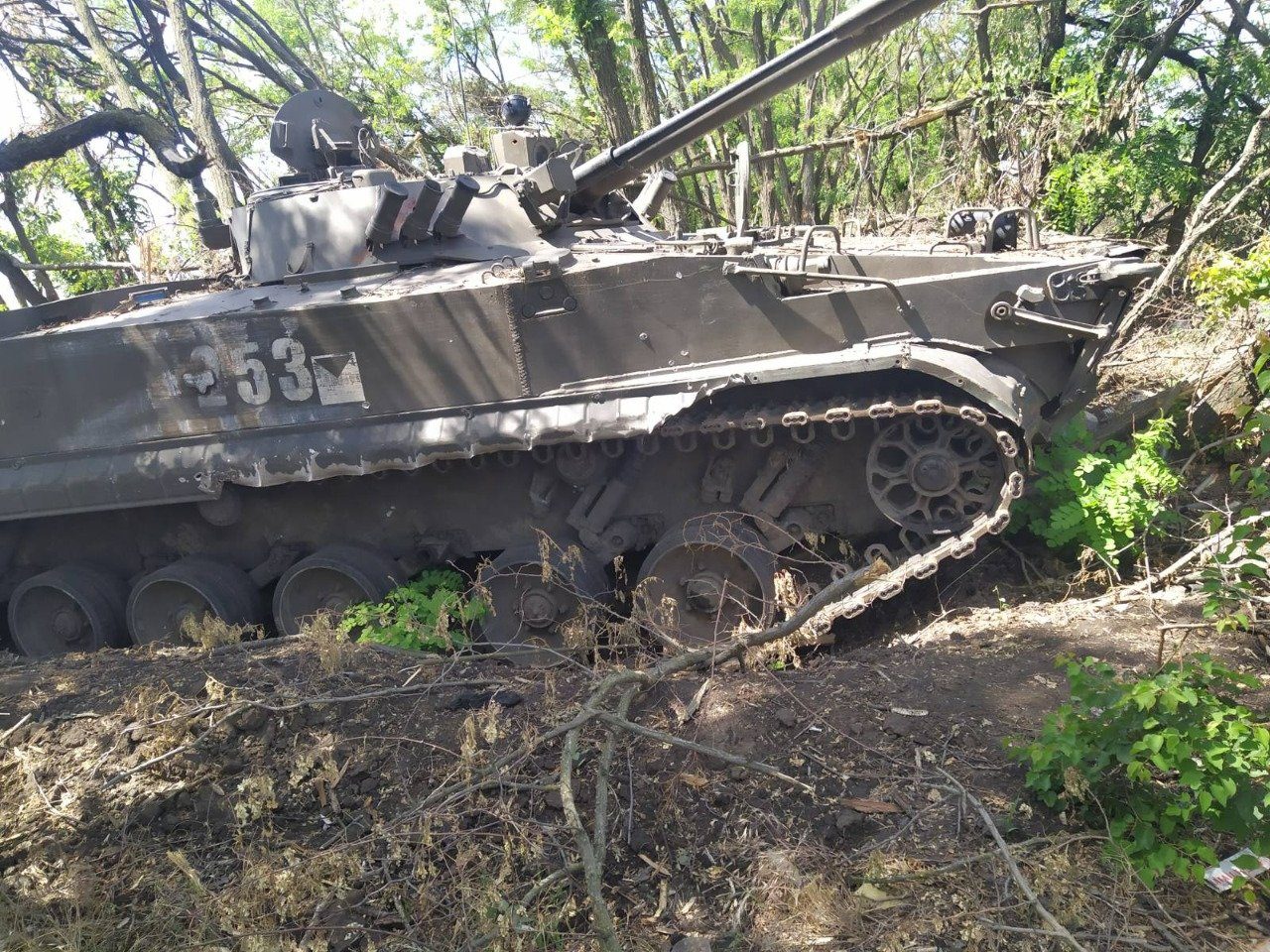 Штурмовики 128 бригади під час бою затрофеїли новітню БМП-3 (ФОТО)