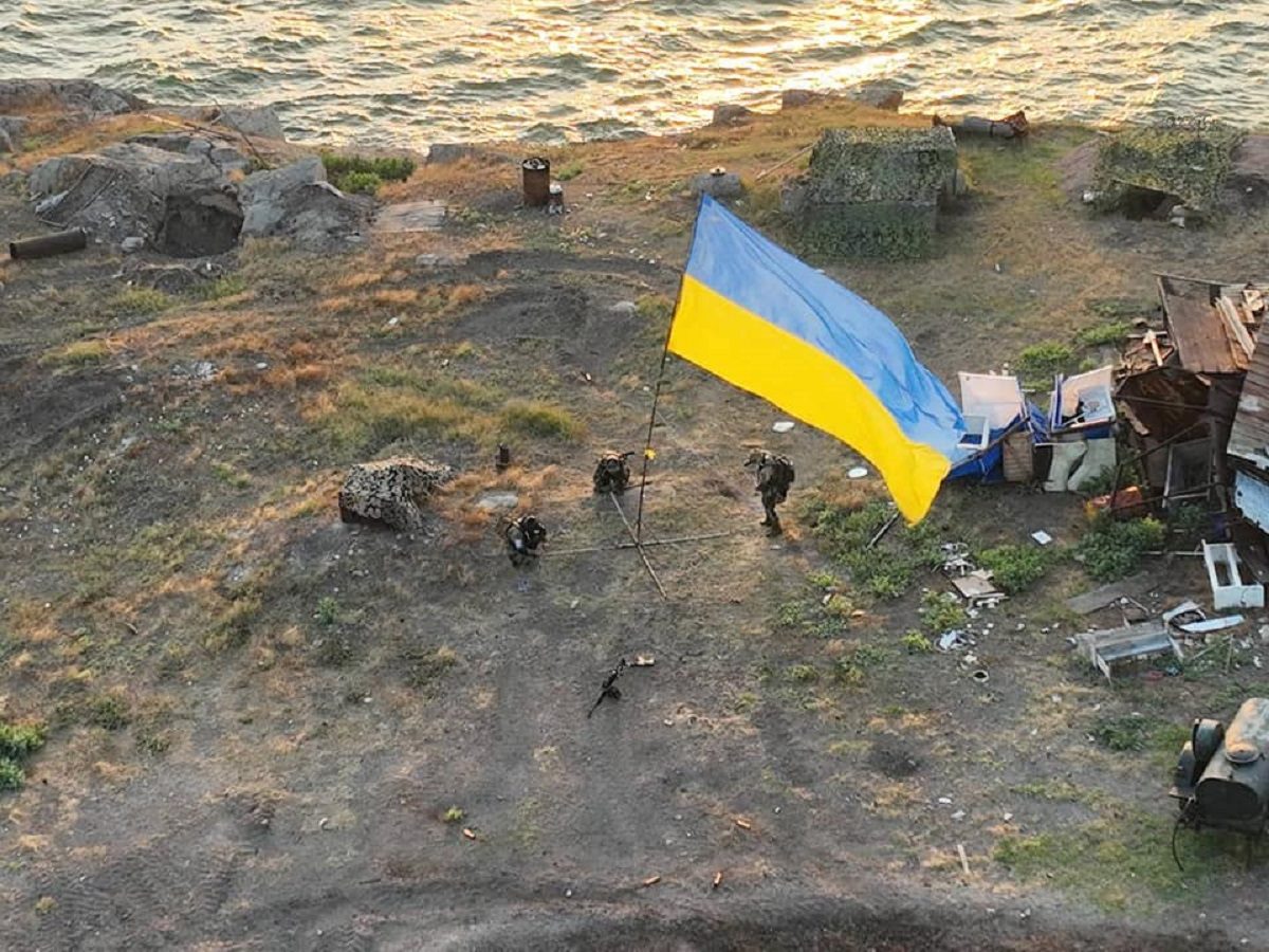 З’явилося відео, як наші бійці підняли український прапор на Зміїному