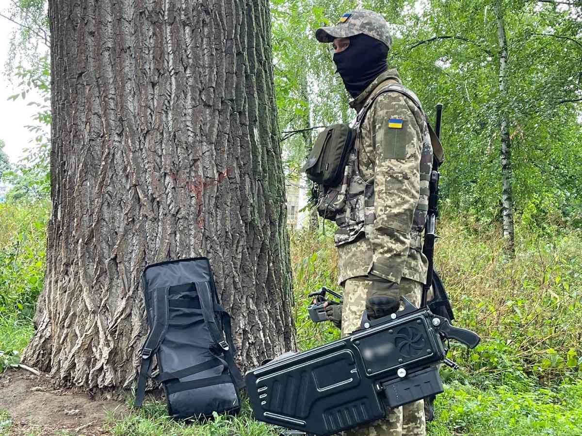 Прикордонники на Чернігівщині отримали від волонтерів рушницю-антидрон