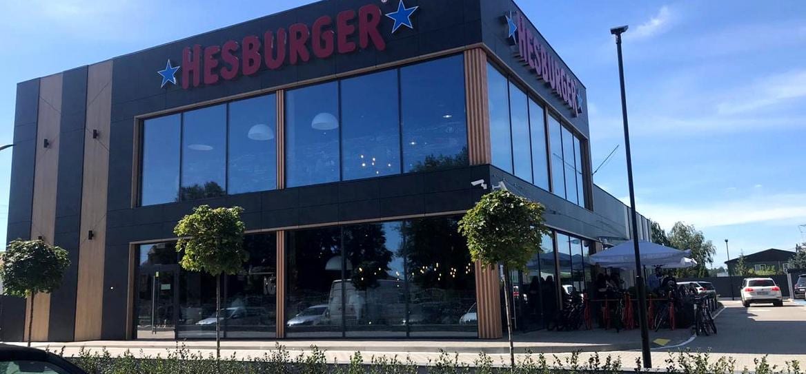 Фінська мережа Hesburger відновлює роботу ресторанів у Києві
