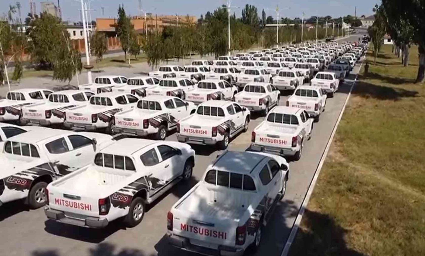 Власники АТБ передали ЗСУ 100 пікапів Mitsubishi (ВІДЕО)