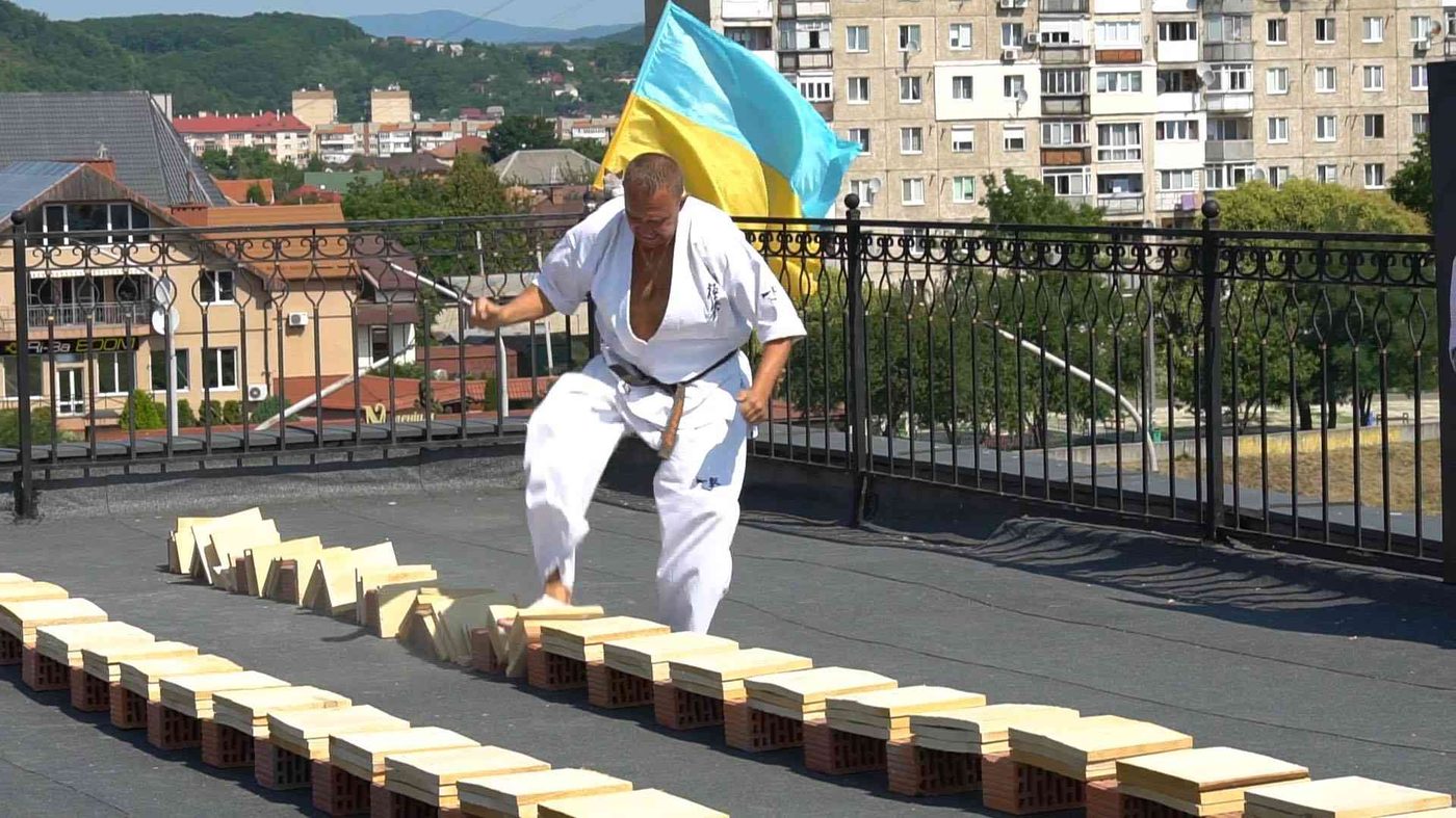 Розбив 198 дощок за хвилину. Каратист із Закарпаття встановив світовий рекорд