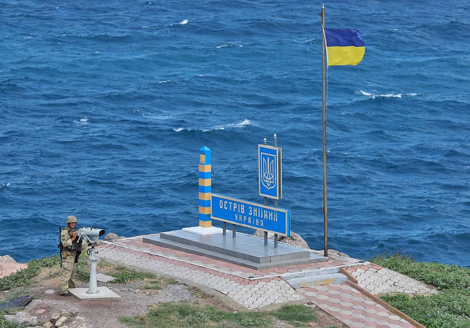 На Зміїному встановили прапор України: військова операція успішно завершена