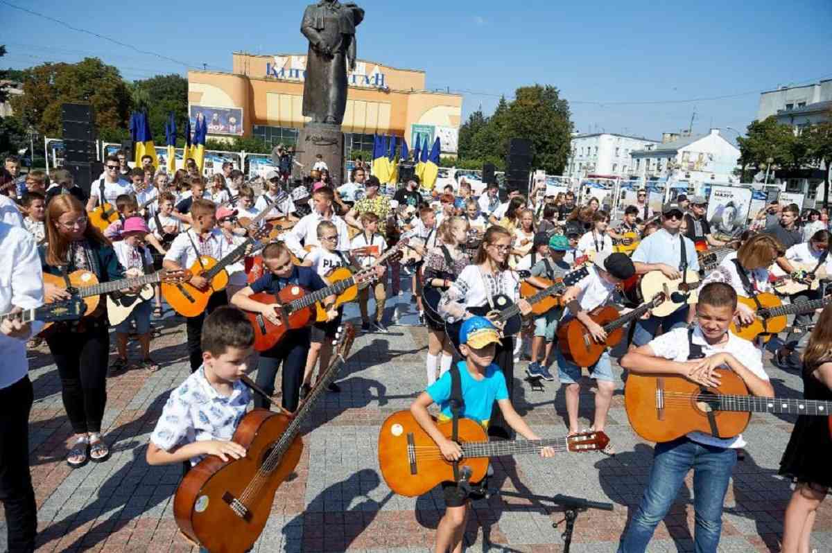 У Рівному 115 гітаристів встановили рекорд України, виконавши «Ой, у лузі червона калина» (ВІДЕО)