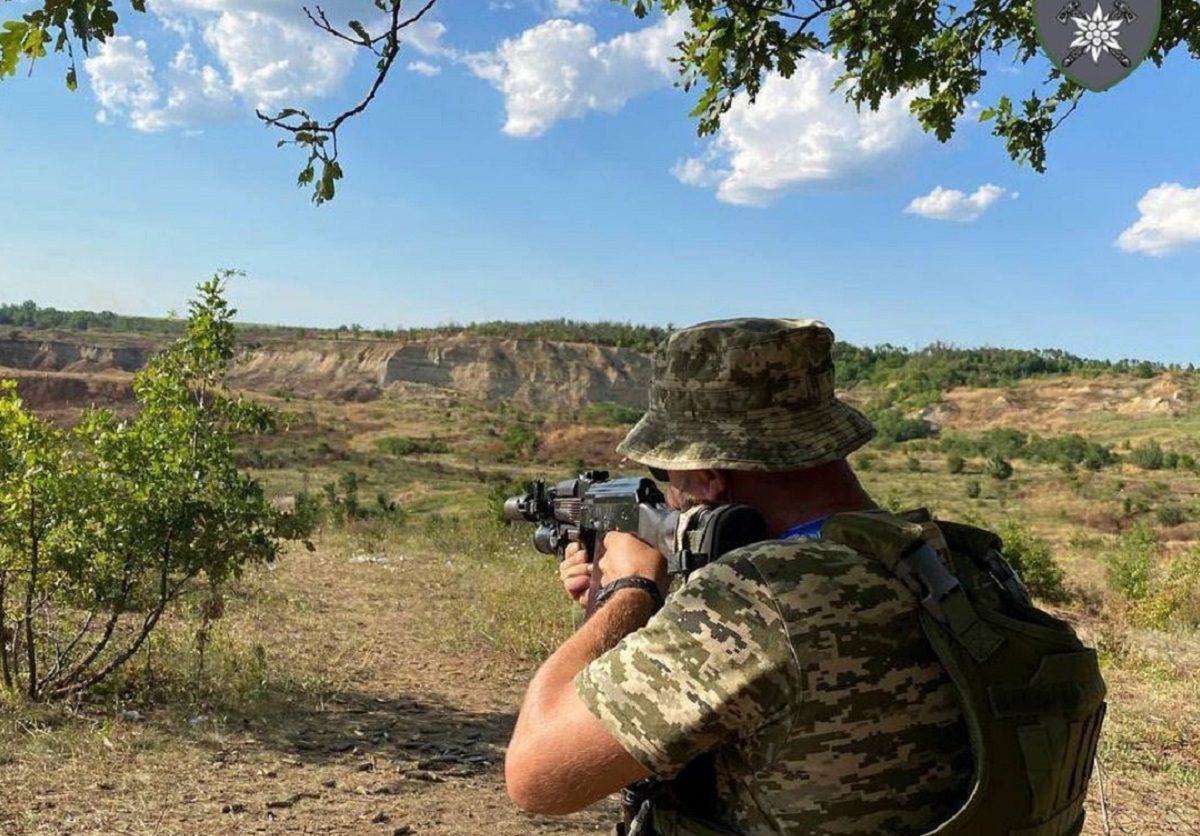 22 мотопіхотний батальйон знищив ворожий МТ-ЛБ, замаскований у кущах (ВІДЕО)