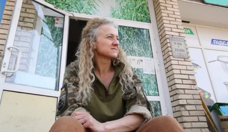Волонтерка-танцівниця живе за 15 км від фронту і допомагає захисникам (ВІДЕО)
