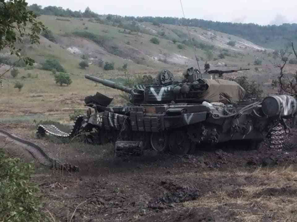 Українські воїни видовищно знищили танк росіян під Ізюмом (ВІДЕО)