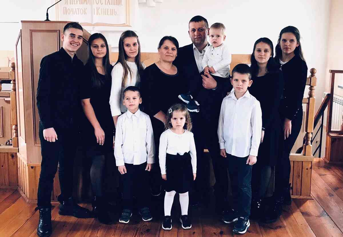 На Рівненщині батько 10-ти дітей передав авто захисникам на фронт