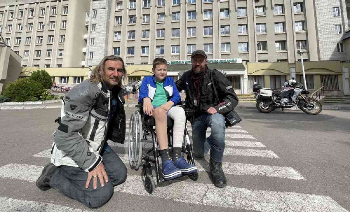 Британські байкери проїхали тисячі кілометрів і передали $10 тис. дитячій лікарні у Львові
