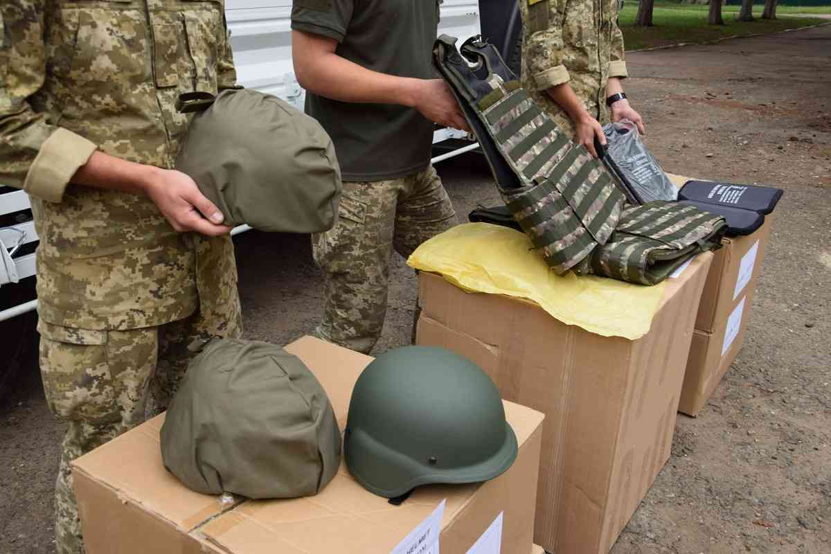 Українські прикордонники отримали партію бронежилетів і шоломів із Румунії