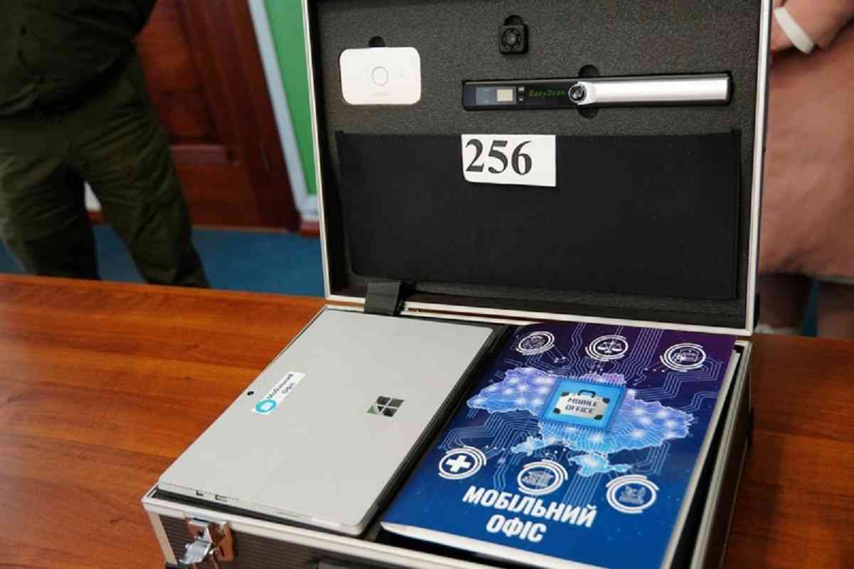 Громади Вінниччини отримали мобільні валізи-офіси для надання адмінпослуг