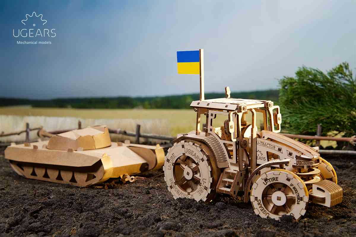 Українська компанія Ugears створила дерев’яний 3D-конструктор «Трактор перемагає»
