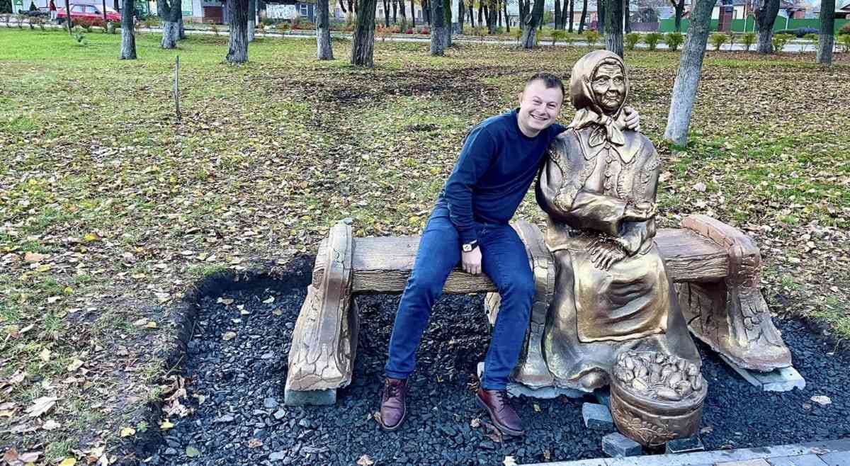 На Полтавщині встановили скульптуру бабусі з опішнянськими сливами