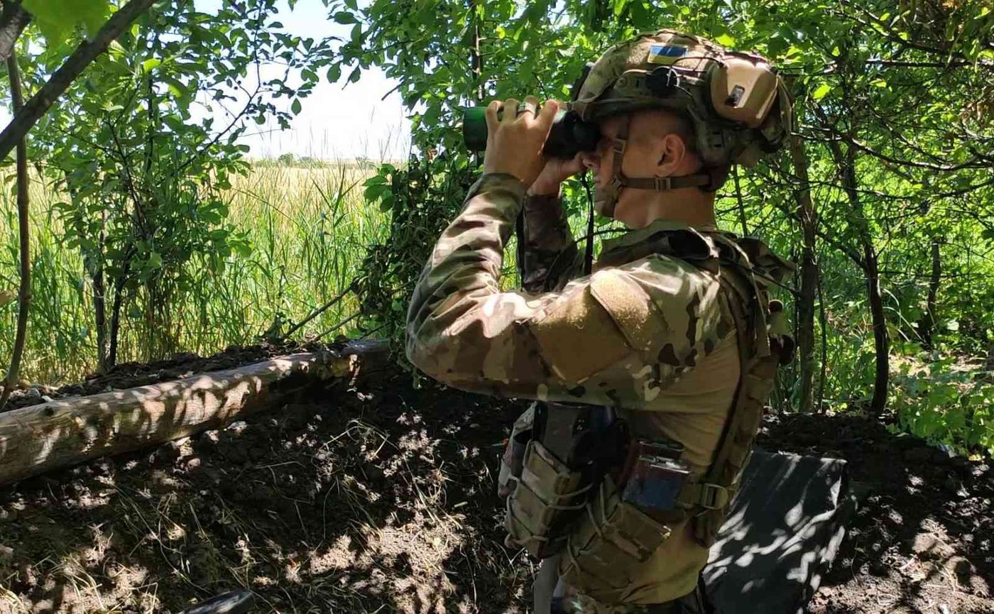 79 бригада знищила ворожий БТР-82А ударами з арти та дрона (ВІДЕО)