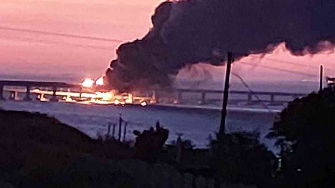 «Бавовна» на Кримському мосту: два прольоти обвалилися
