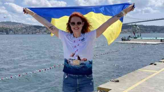 Чемпіонка, яка перепливла Босфор, вчить долати страх води у Коломиї (ВІДЕО)