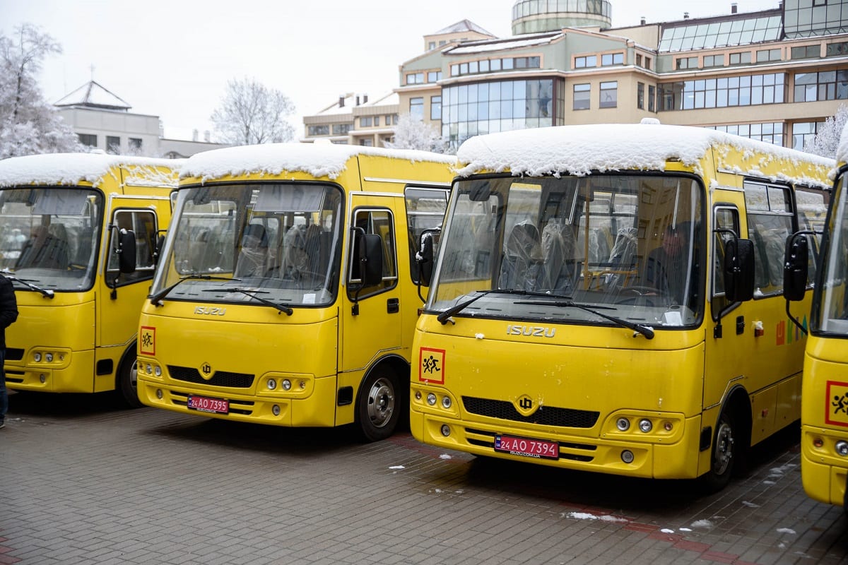 На Франківщині для опорних шкіл придбали 13 автобусів