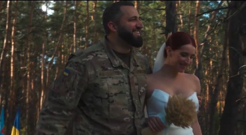Українці частіше одружуються під час війни: три історії кохання, що надихають (ВІДЕО)
