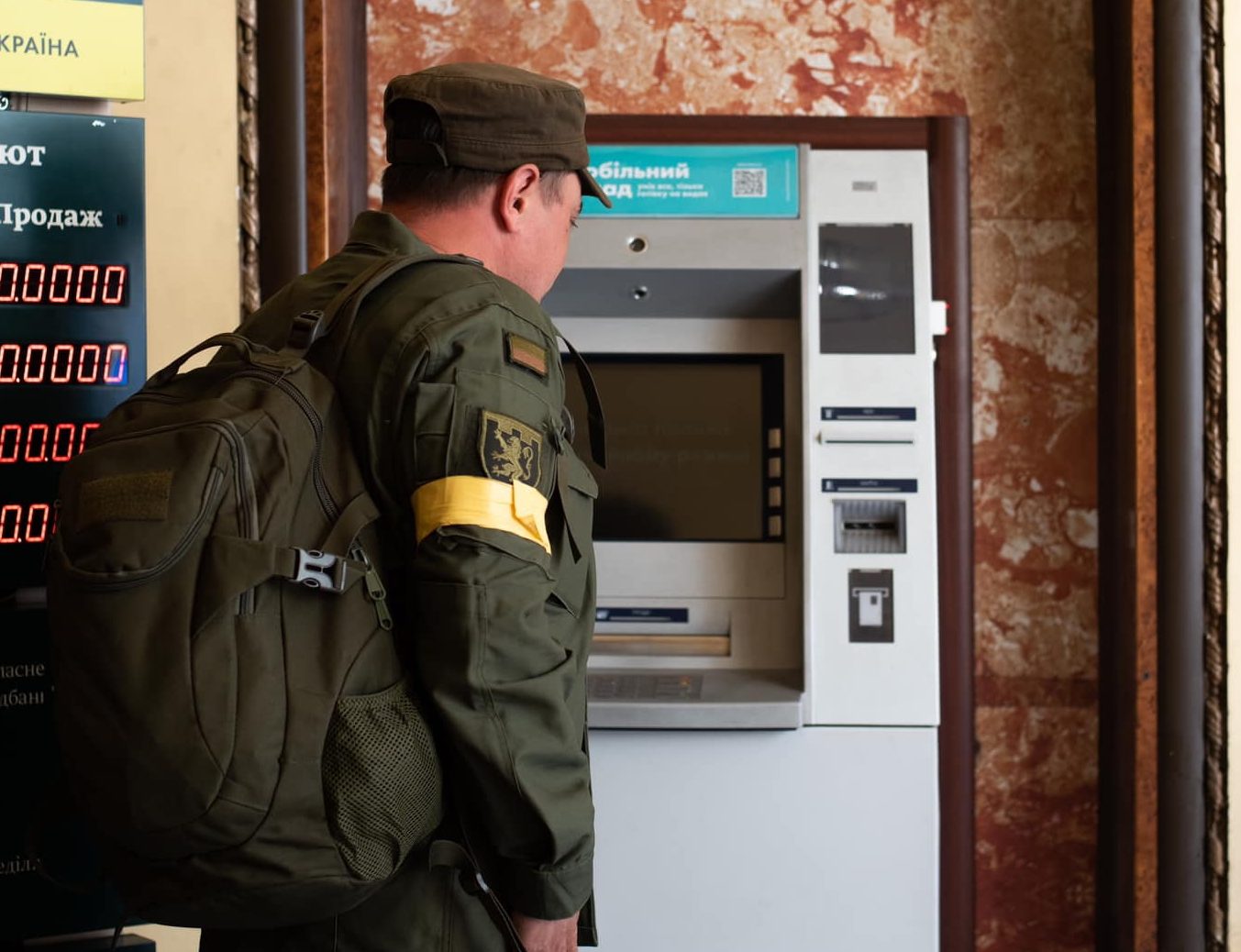 Ощадбанк дозволив знімати готівку з карток інших банків без комісії