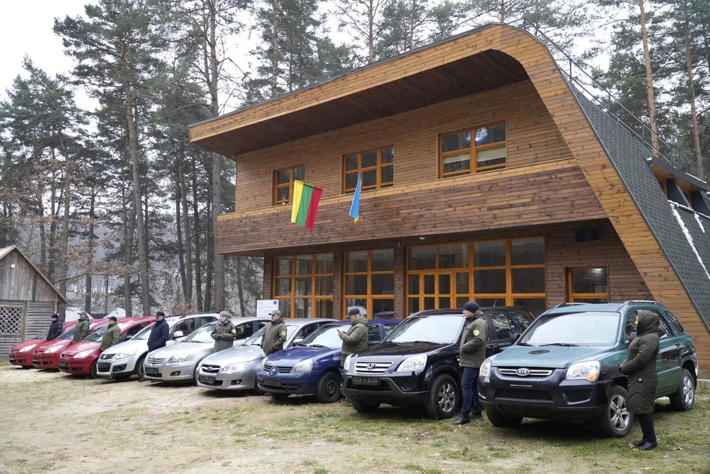 Литва передала 9 автівок працівникам українських нацпарків (ФОТО)