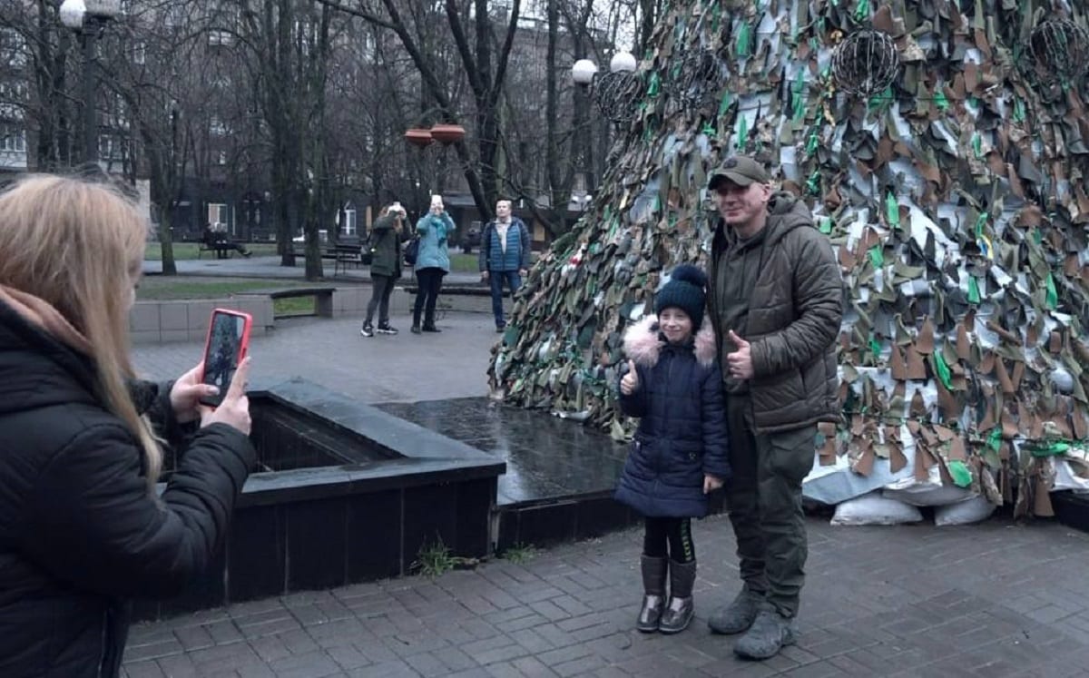 Миколаївців закликають прикрасити новорічну ялинку із маскувальних сіток