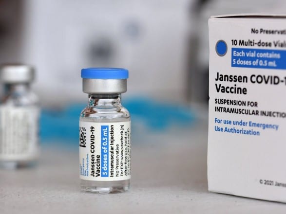 Україна отримала 100 тисяч доз векторної вакцини від COVID-19 Janssen