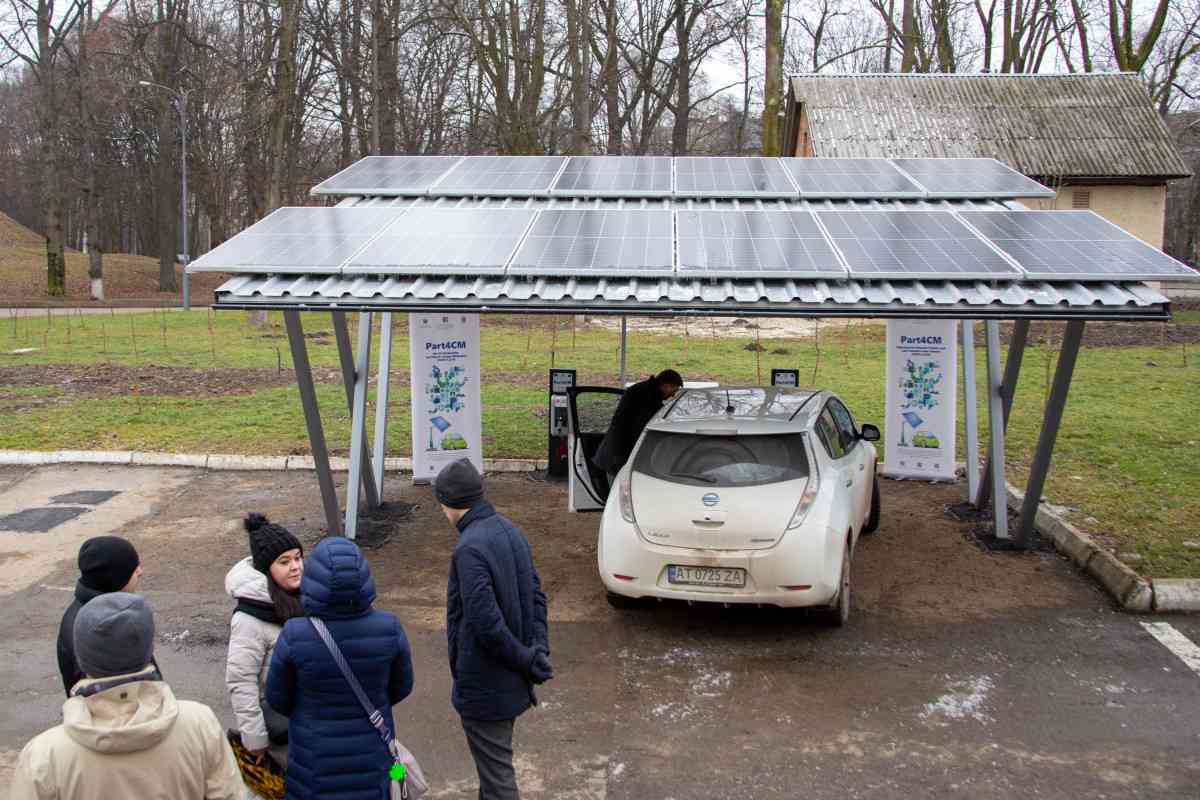 В Івано-Франківську відкрили зарядну станцію для електромобілів із сонячними панелями