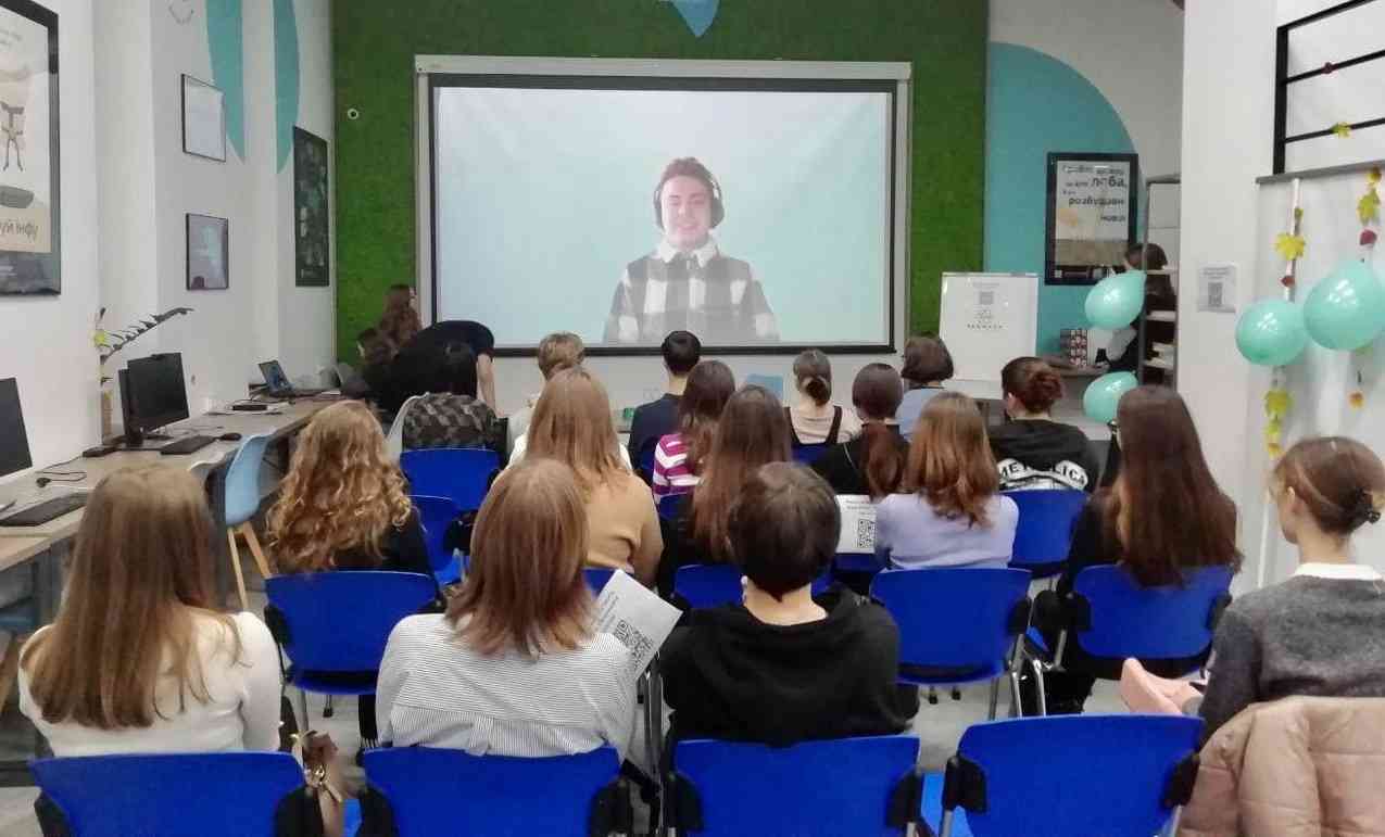 Vcentri Hub запустив у Києві безкоштовні заняття з розмовної англійської