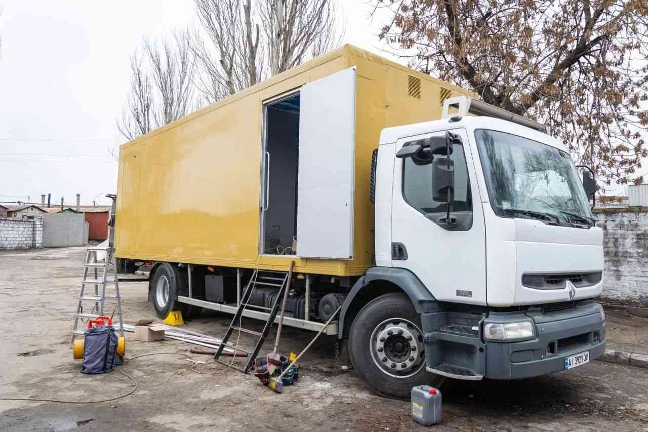 Запорізькі волонтери змайстрували автолазню для захисників